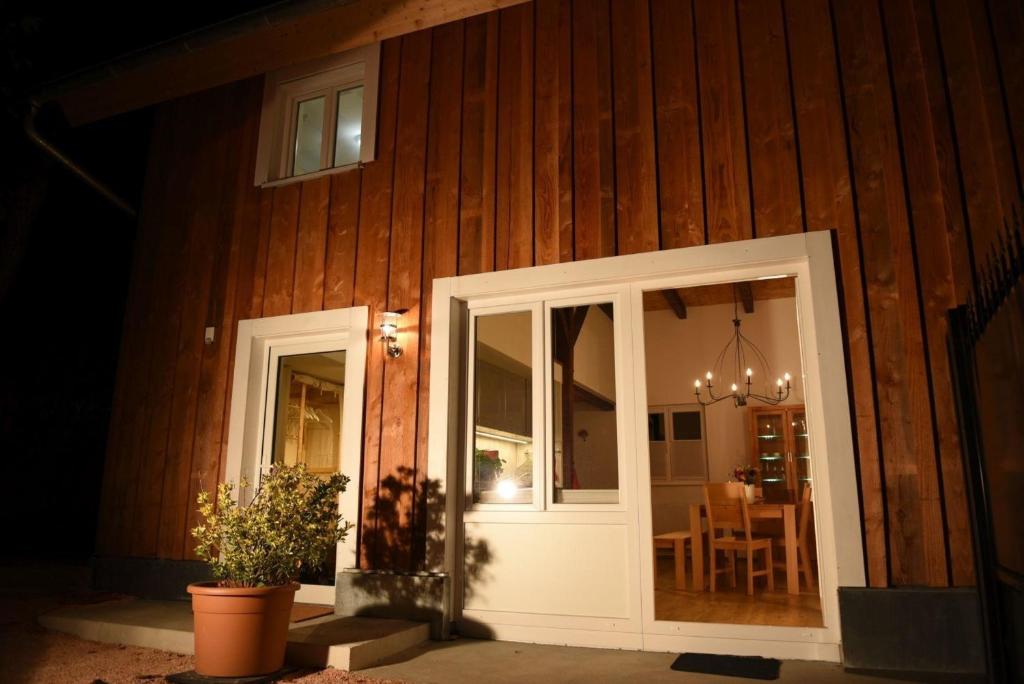 ein Haus mit einer weißen Tür und einem Esszimmer in der Unterkunft Ferienhaus für 4 Personen ca 85 m in Umkirch, Schwarzwald in Umkirch