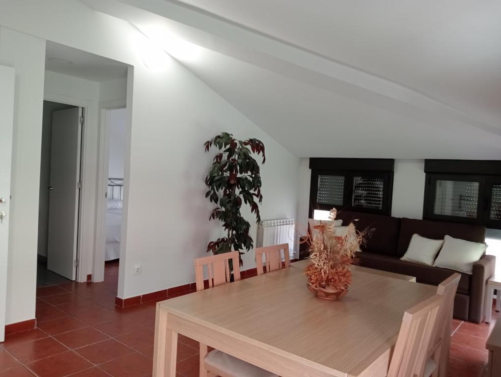 Posedenie v ubytovaní Apartamentos La Piedra en pleno centro histórico con dos dormitorios y dos baños