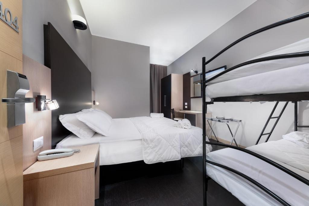 Postel nebo postele na pokoji v ubytování Hotel Aiglon
