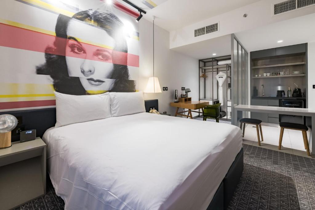 Postel nebo postele na pokoji v ubytování Studio One Hotel