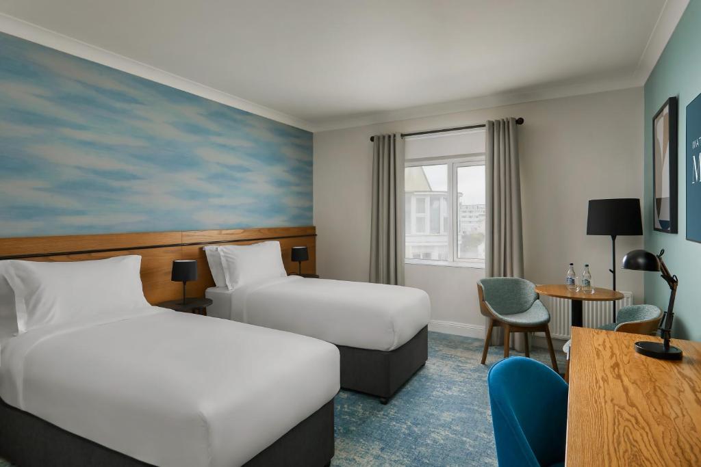 Postel nebo postele na pokoji v ubytování Waterford Marina Hotel