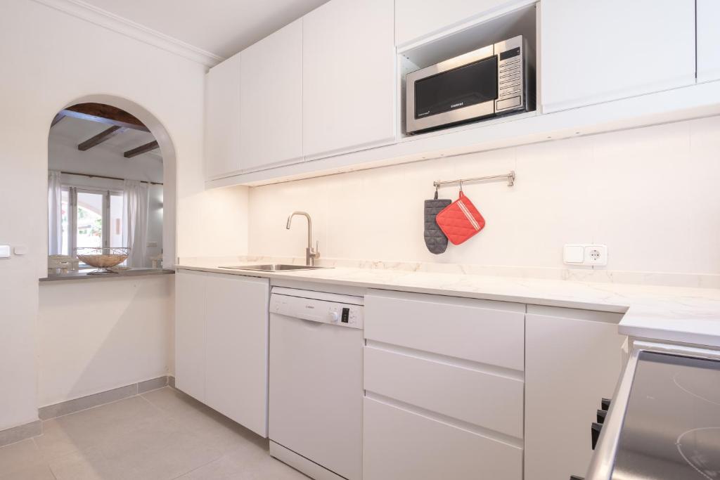 Kuchyň nebo kuchyňský kout v ubytování Villa Can Odile By SunVillas Mallorca
