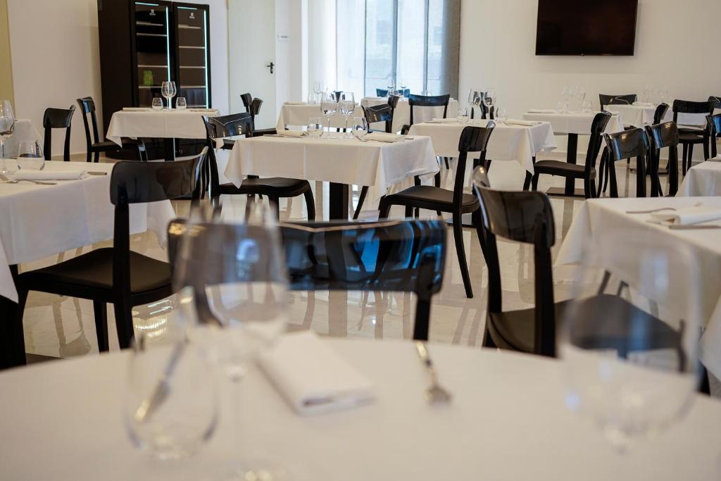 Reštaurácia alebo iné gastronomické zariadenie v ubytovaní PM Hotel