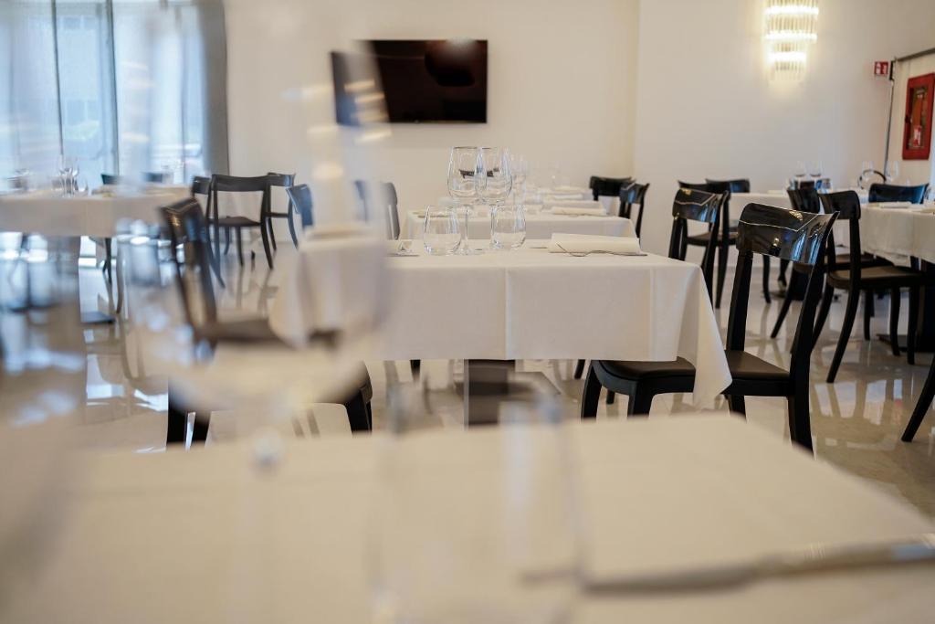 Reštaurácia alebo iné gastronomické zariadenie v ubytovaní PM Hotel
