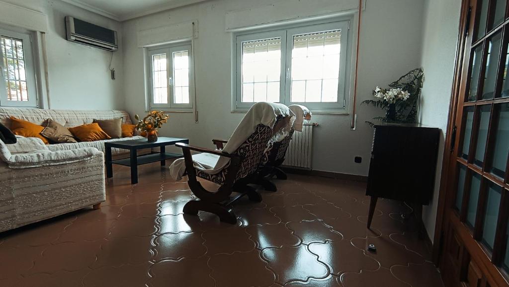 - un salon avec un canapé et une table dans l'établissement Villa Moiko, à La Parra