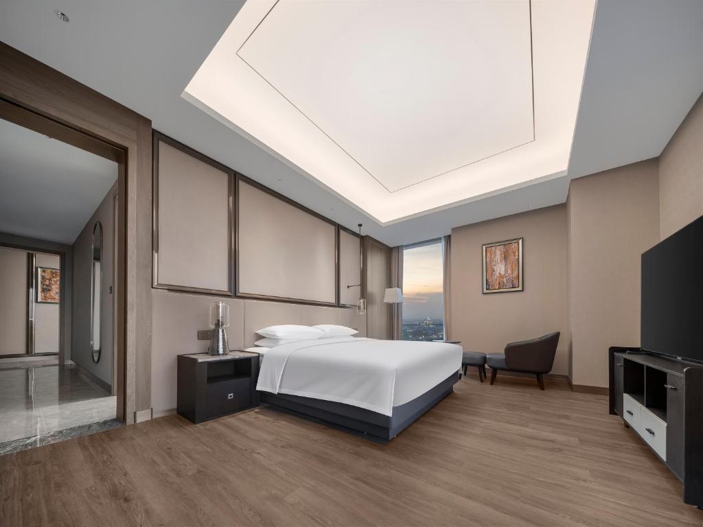 Crowne Plaza Hangzhou Linping, an IHG Hotel - Two-Bedroom Suite With Bathtub And Living Area