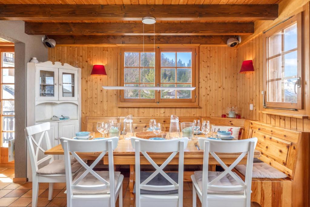 - une salle à manger avec une table et des chaises dans l'établissement Cosy Family Chalet - up to 8 people, à La Tzoumaz