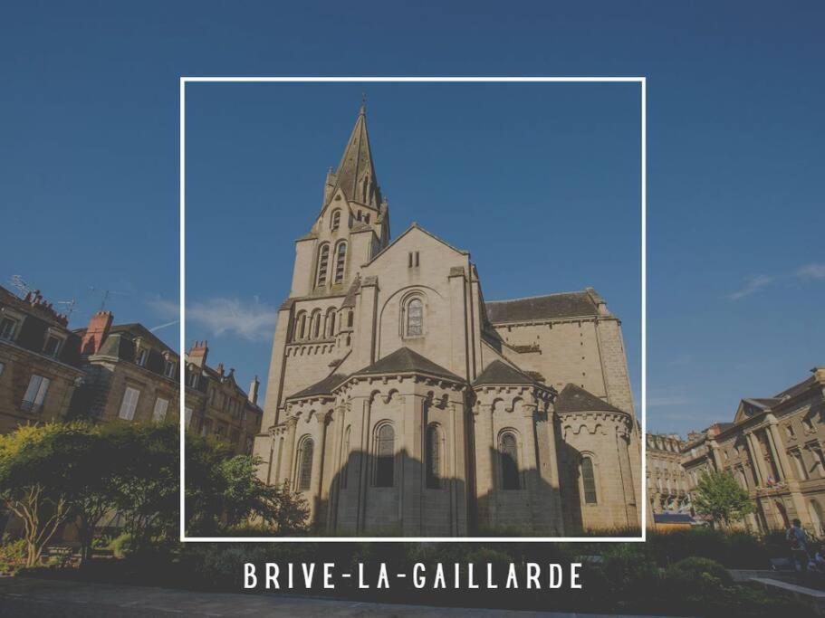 an image of a church with the words biven la gallinda at #Le Rue des 2 Porches #F2 avec Cours #HyperCentre in Brive-la-Gaillarde