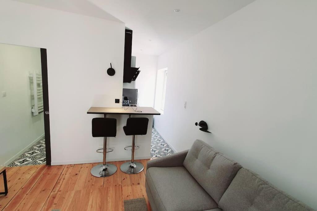 ein Wohnzimmer mit Sofa und Tisch in der Unterkunft Charmant studio en centre-ville in Saint Die