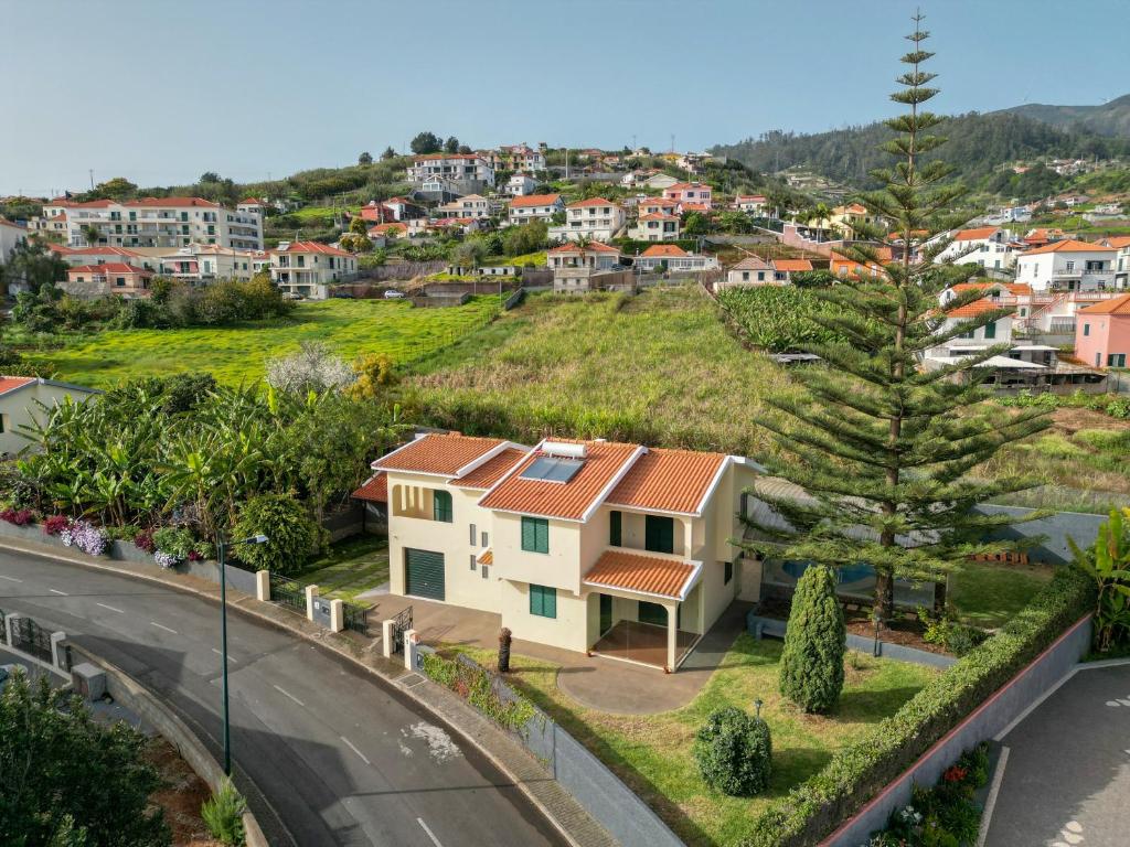 une maison sur une colline à côté d'une route dans l'établissement Jiri Villa With Swimming Pool by MRH, à Ponta do Sol