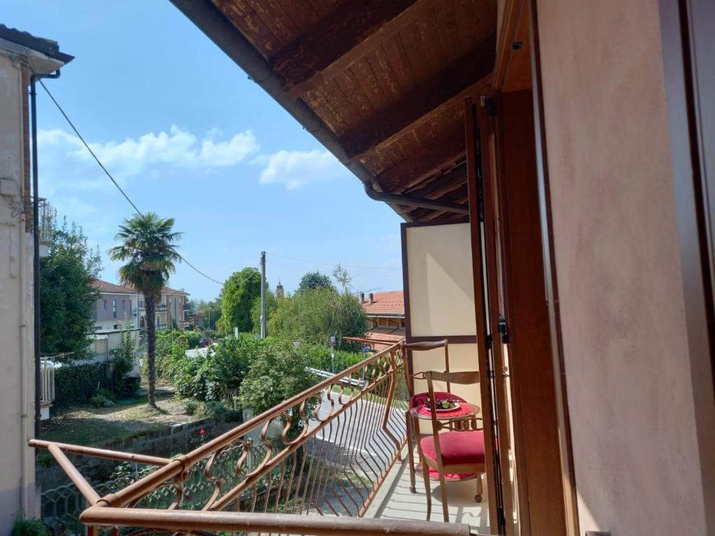 a balcony with chairs and a view of a yard at La casa dei Nonni in Treiso
