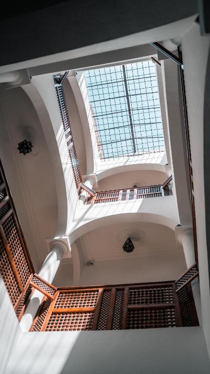 una vista aérea de un edificio con una gran ventana en The Riad Hostel Tangier, en Tánger