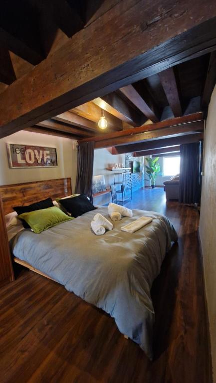 1 cama grande con 2 toallas en una habitación en LOFT LA CATEDRAL DE CASA BOTES, en Cuenca