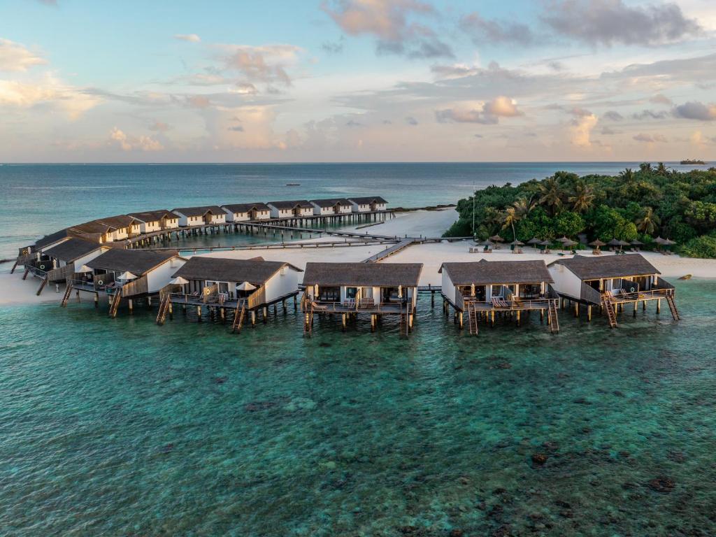 eine Luftansicht eines Resorts im Meer in der Unterkunft Reethi Beach Resort in Baa-Atoll