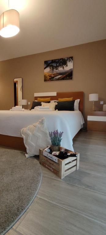 Joana & Marco - Guest House - 4 Caminhos في بيسو دا ريجوا: غرفة نوم بسرير ابيض كبير وطاولة