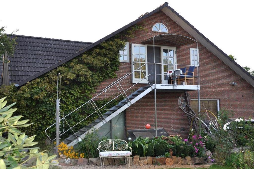 una casa con una escalera en el lateral de ella en Ferienwohnung Fischer, en Bröckel