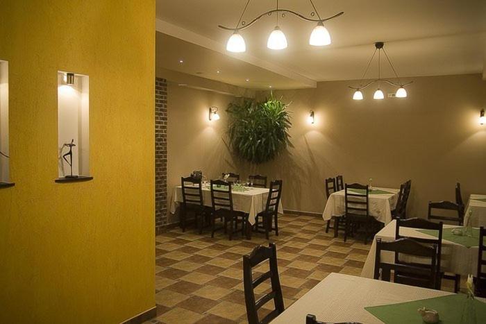 Restaurace v ubytování Hotel Łabędy