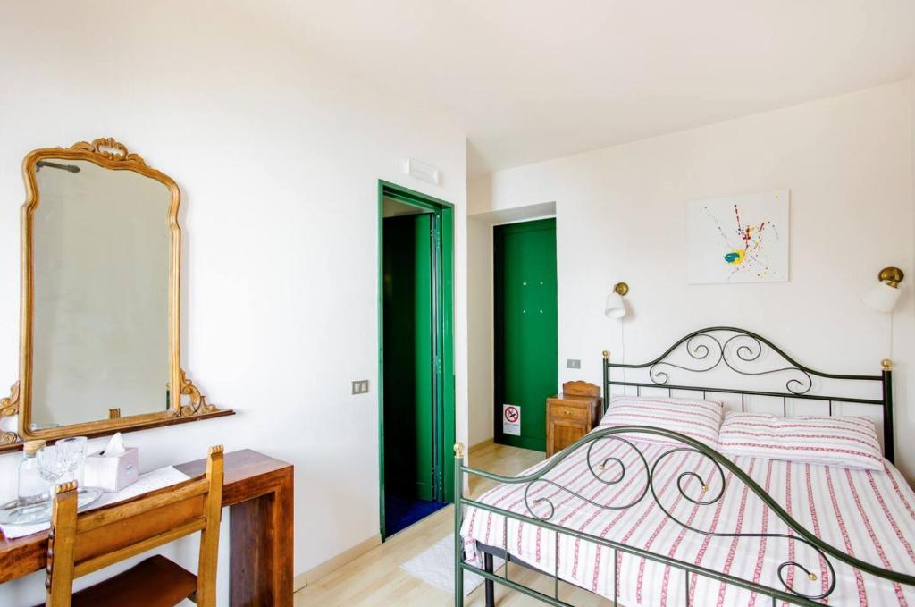 Postel nebo postele na pokoji v ubytování Villa Pizzini Mottarone - Restaurant and rooms