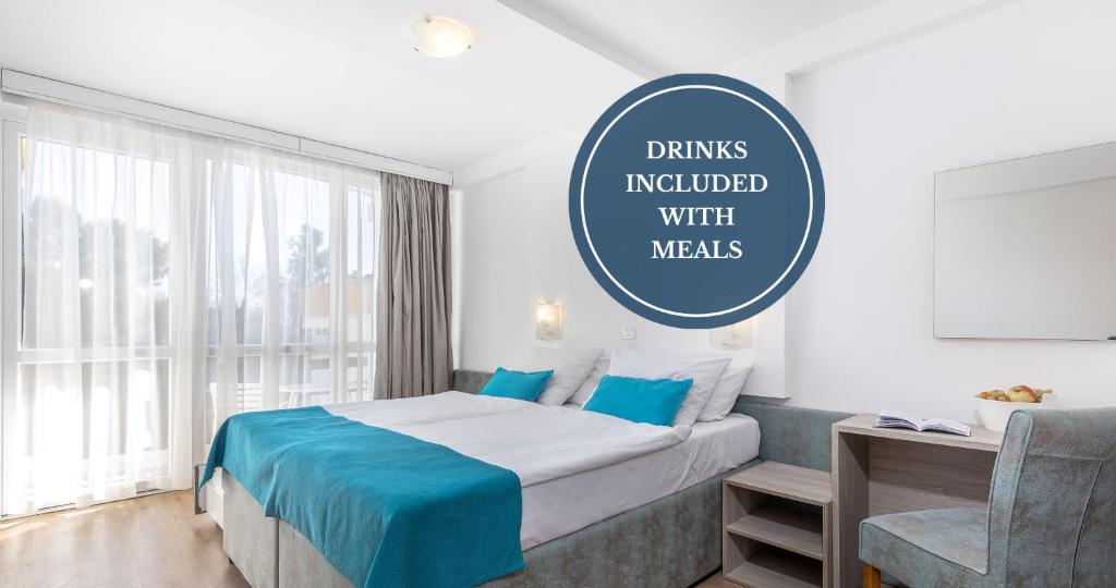 una camera d'albergo con un letto con una coperta blu di Annex Slaven a Selce