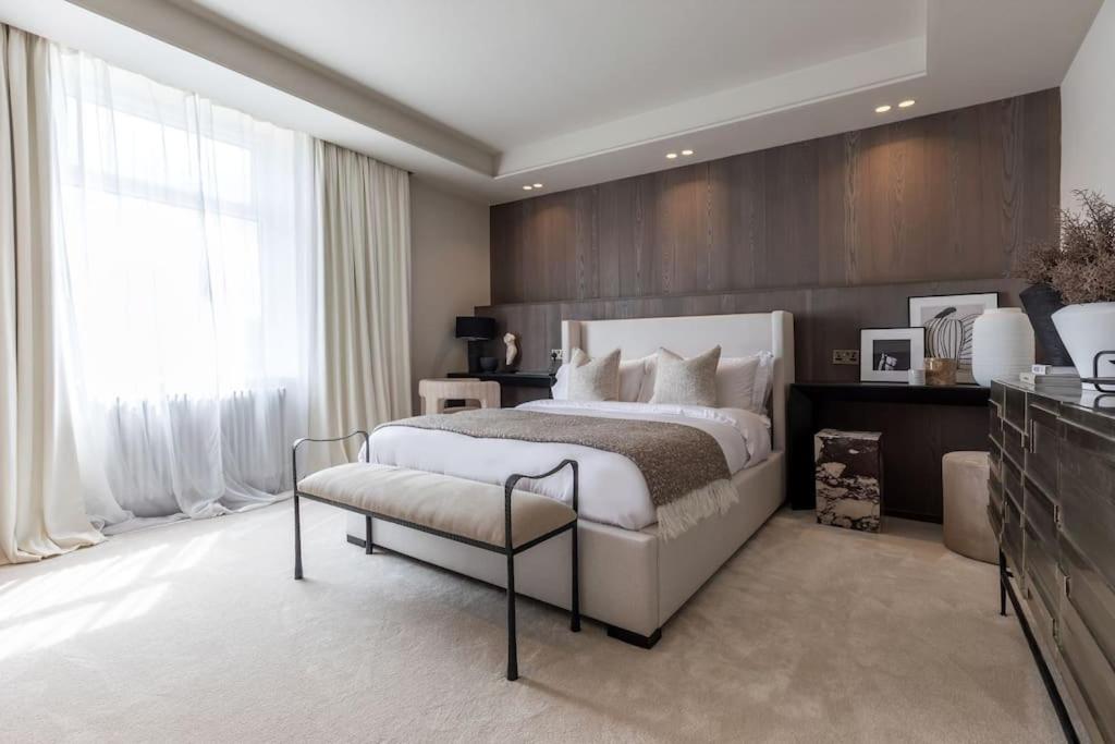 拉姆斯博頓的住宿－Alfred's Ramsbottom - Suite One，卧室设有一张白色大床和一扇窗户。