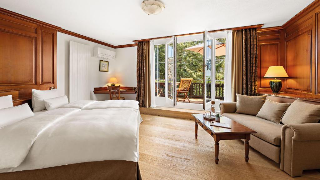 Postel nebo postele na pokoji v ubytování ADLER HÄUSERN Gourmet & Spa Hotel