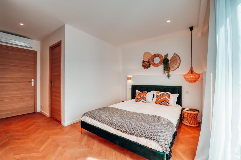 a bedroom with a bed and a wooden floor at Villa luxe Oasis de Satteva in L&#39;Isle-sur-la-Sorgue