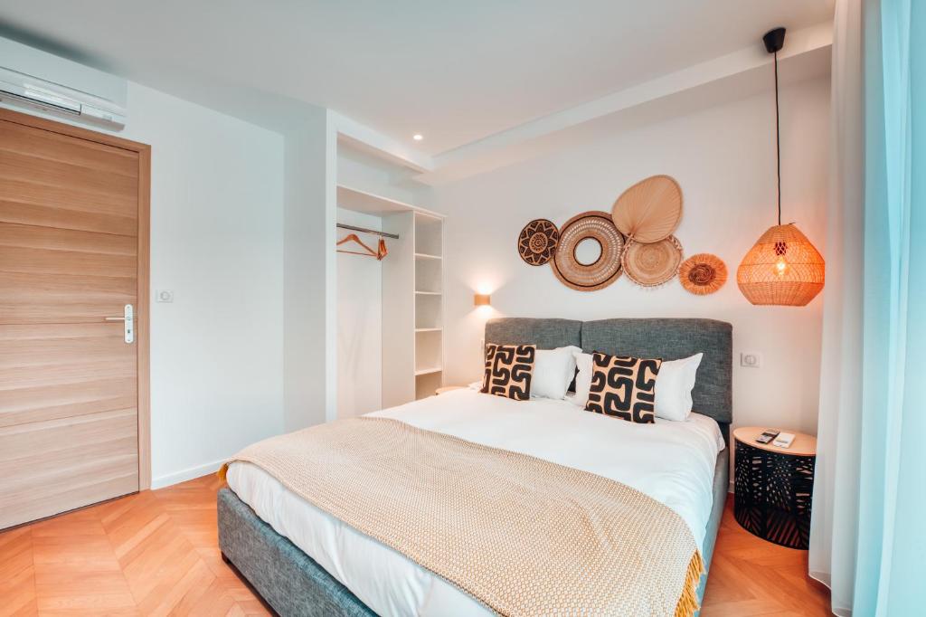 a bedroom with a large bed in a room at Villa luxe Oasis de Satteva in L&#39;Isle-sur-la-Sorgue