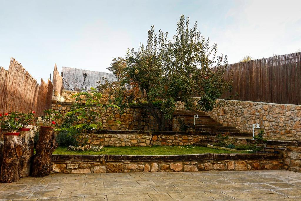 un mur en pierre avec des escaliers et une clôture dans l'établissement Apartamentos Ohana, à Jadraque