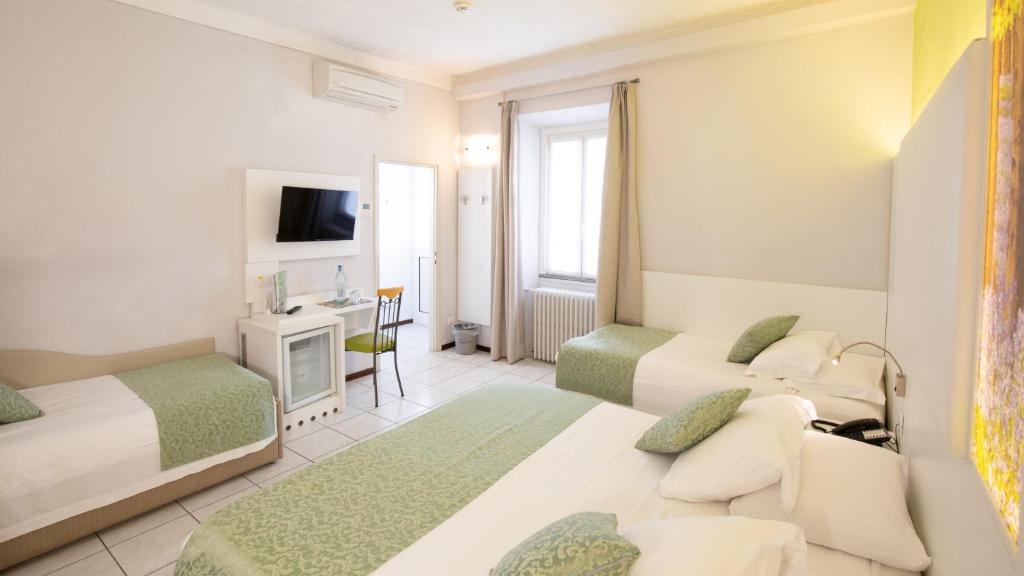 Una televisión o centro de entretenimiento en Albergo Pesce D'oro