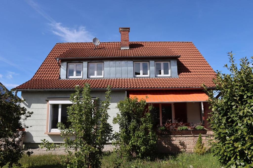 una casa con techo rojo encima en Ferienhaus Jutta am Bodensee, en Uhldingen-Mühlhofen