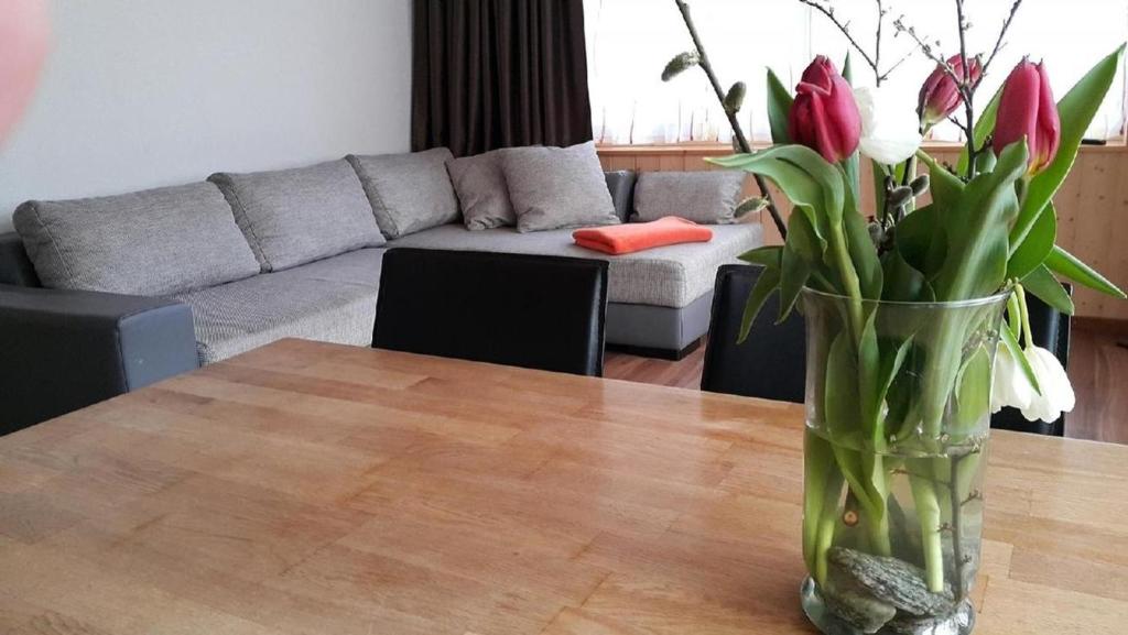 um vaso de flores numa mesa numa sala de estar em Wohnung Mit 2 Schlafzimmern Ürbach em Innertkirchen