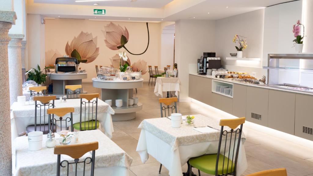 Un restaurante u otro lugar para comer en Albergo Pesce D'oro