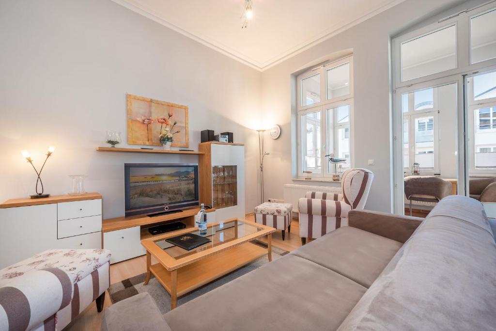 TV a/nebo společenská místnost v ubytování Villa Vineta Wohnung 203