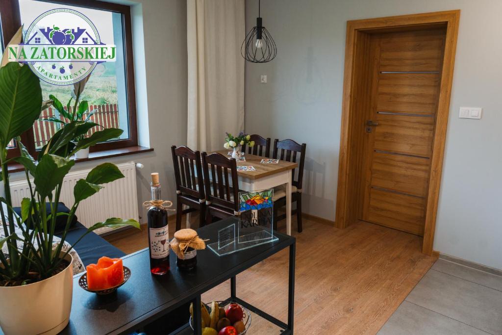 un soggiorno con tavolo e sedie e una sala da pranzo di Apartamenty na Zatorskiej - Noclegi Energylandia, Oświęcim, Zator 