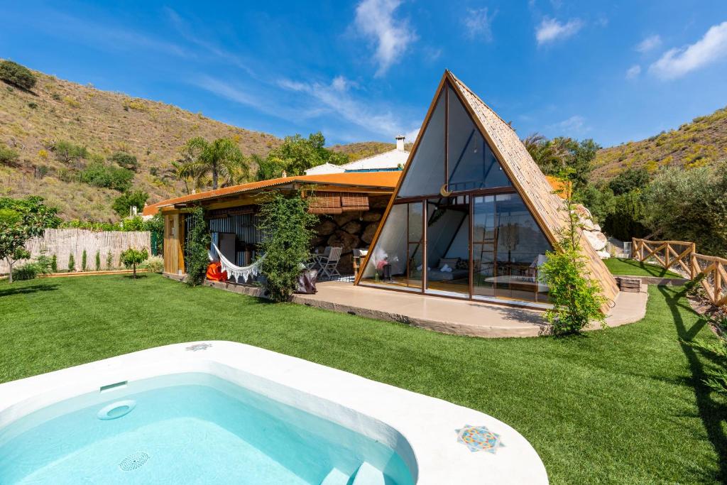 una casa con piscina en un patio en Tierra, en Chilches