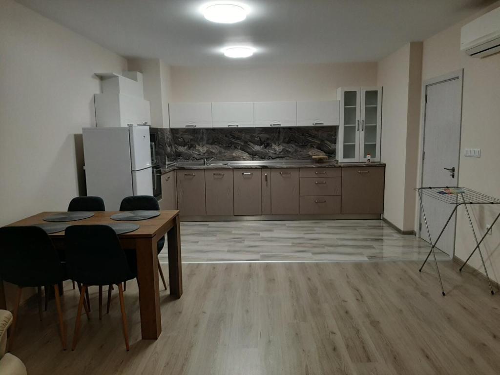 Kuchyň nebo kuchyňský kout v ubytování Апартамент Deluxe 7