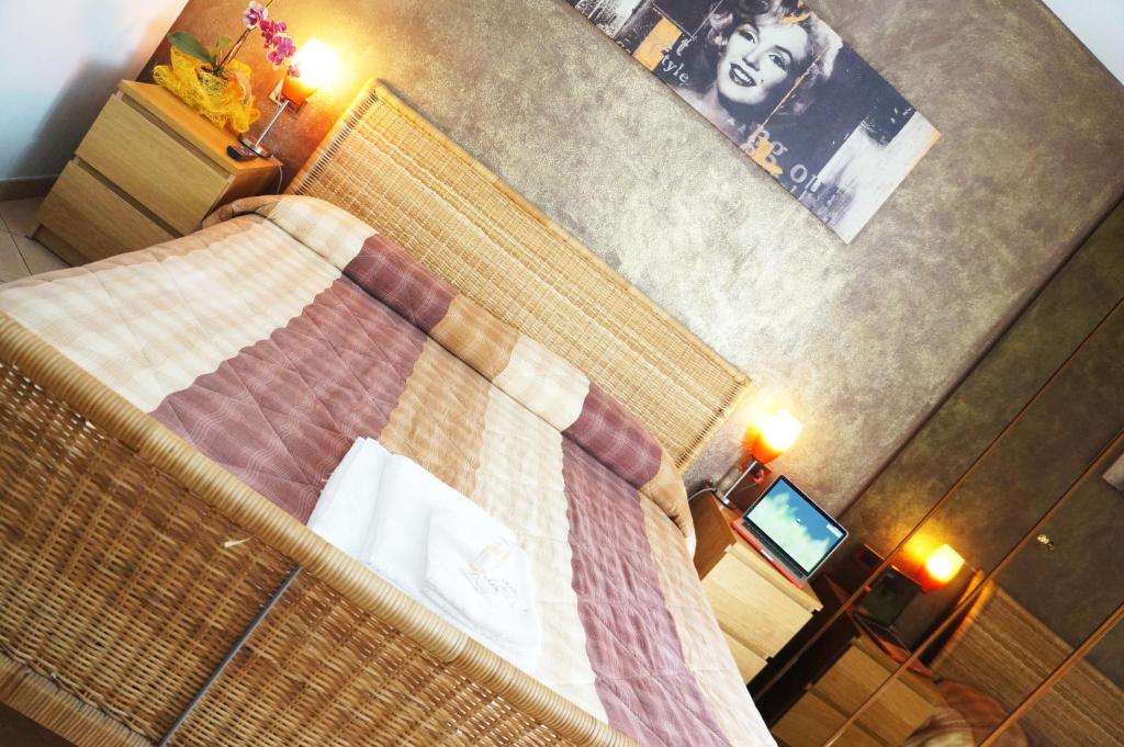 ein Schlafzimmer mit einem Bett mit einer Decke darauf in der Unterkunft B&B Stephany in Tirano