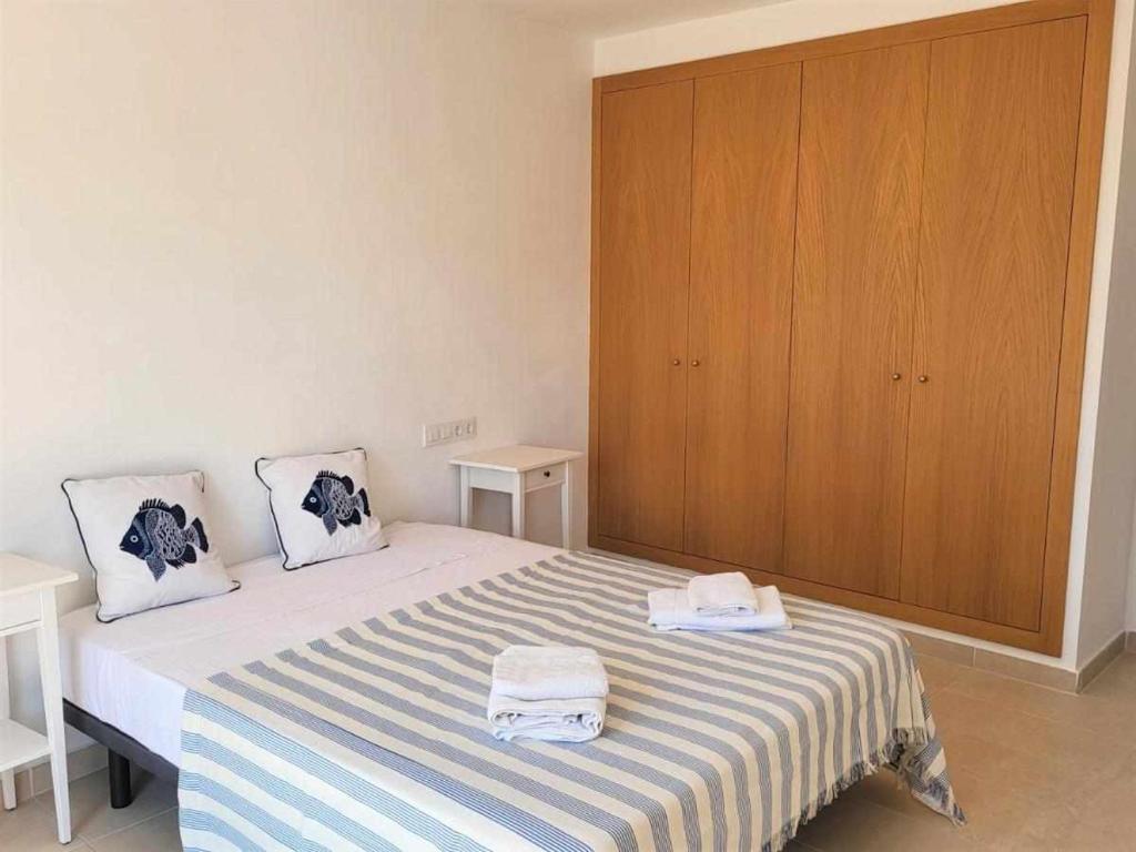 Postel nebo postele na pokoji v ubytování Roses Casc Antic SL Sabater 3