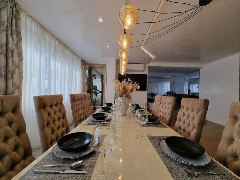 ein Esszimmer mit einem langen Tisch mit Weingläsern in der Unterkunft Apartman Nika in Sesvete