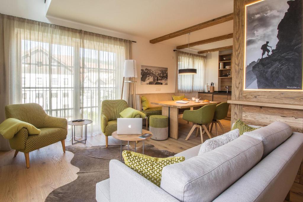 sala de estar con sofá, sillas y mesa en Penthouse Nr 9, en Oberstaufen