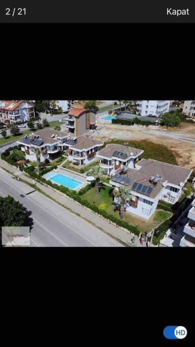 uma vista aérea de uma grande casa com piscina em İptal em Side