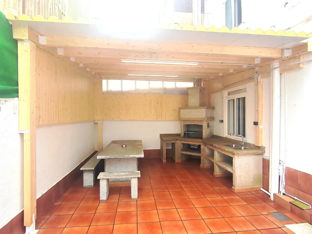 a small kitchen with a table and a sink at Casa adosada con pequeño patio in Campanario