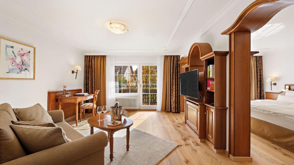 Postel nebo postele na pokoji v ubytování ADLER HÄUSERN Gourmet & Spa Hotel