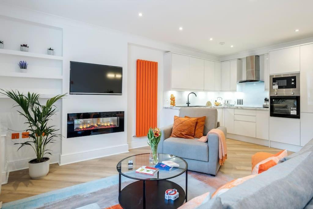 sala de estar con sofá y mesa en House 10 mins to Tower Bridge Hot Tub & Parking en Londres