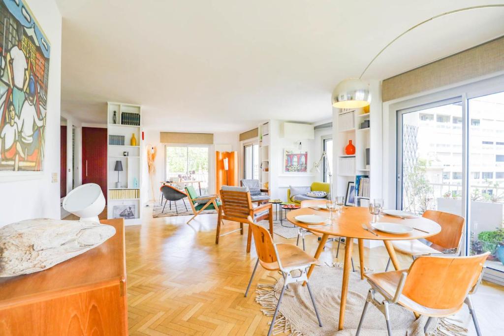 - un salon avec une table et des chaises dans l'établissement Appart standing 2 ch - proche métro et Castellane, à Marseille