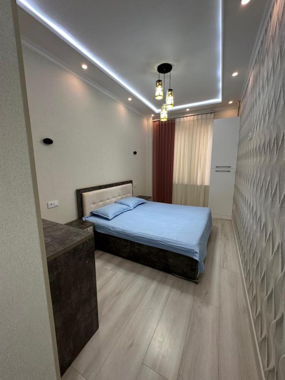 ein Schlafzimmer mit einem Bett in einem Zimmer in der Unterkunft Comfortable 2-roomed apartment Ozod Apartments SU2 in Samarkand