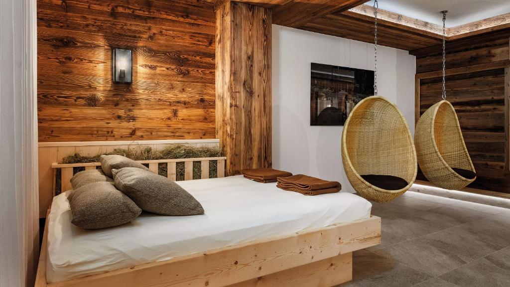 Postel nebo postele na pokoji v ubytování ADLER HÄUSERN Gourmet & Spa Hotel