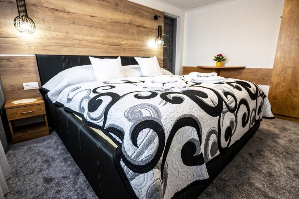 Postel nebo postele na pokoji v ubytování REKREAČNÝ DOM