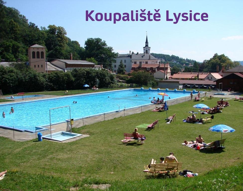 Bazén v ubytování Apartmány Phlora nebo v jeho okolí