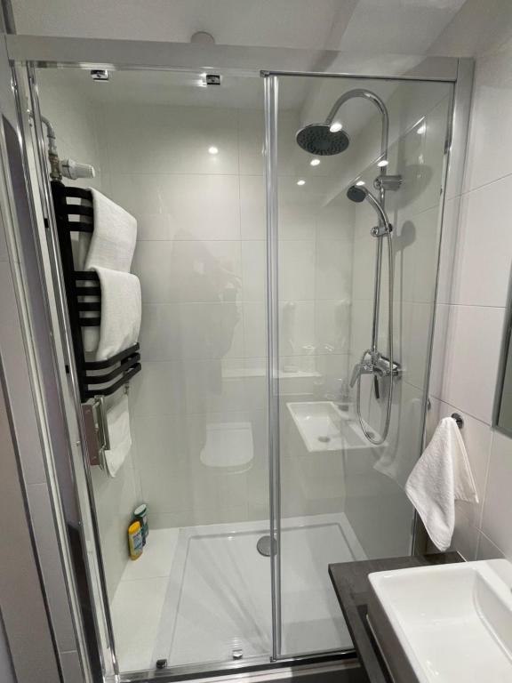 PRZYSTANEK KATOWICE Aleja Korfantego 8 - 1